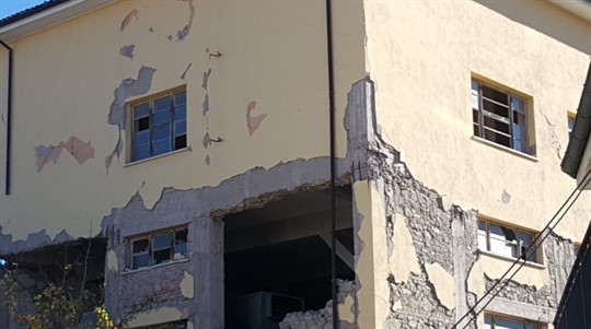Photo 33: Concentrated damage on the lower floors in many buildings in the Amtrich area, apparently due to the speed pulse 26/10/16 Photo: Yaron Ofir